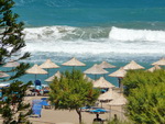 Blick vom Hotel Agripi Beach zum Strand mit Wellen (GR).